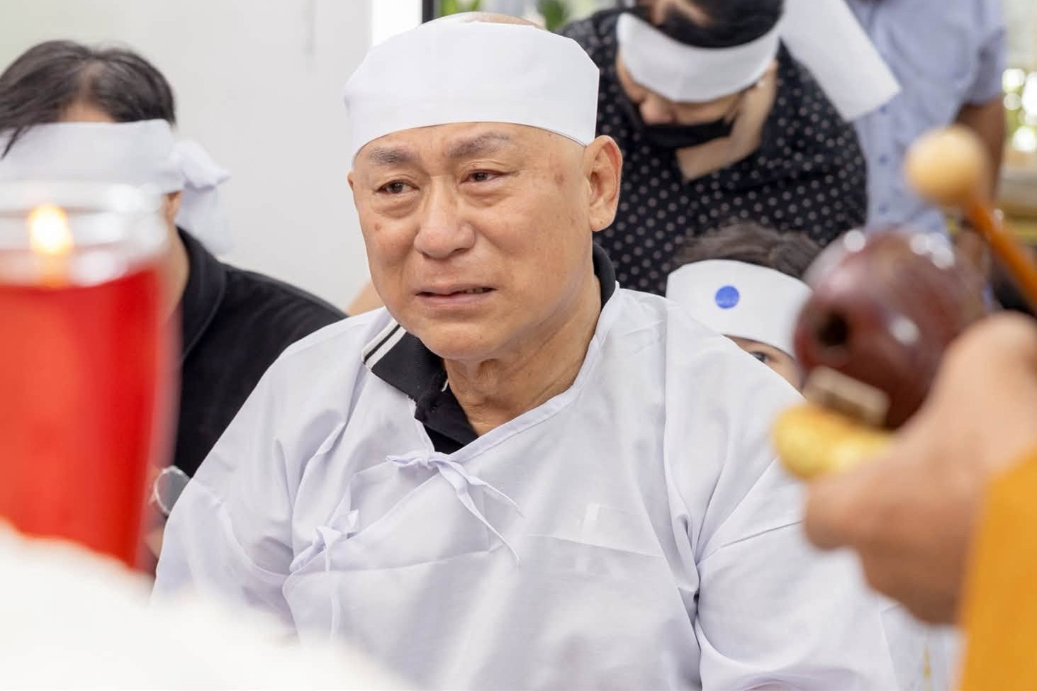 NSND Tạ Minh Tâm khóc nghẹn trong đám tang vợ - nghệ sĩ Bạch Vân