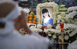 https://static-images.vnncdn.net/vps_images_publish/000001/000003/2026/7/7/nsnd-ta-minh-tam-khoc-nghen-trong-dam-tang-vo-nghe-si-bach-van-1509.jpg