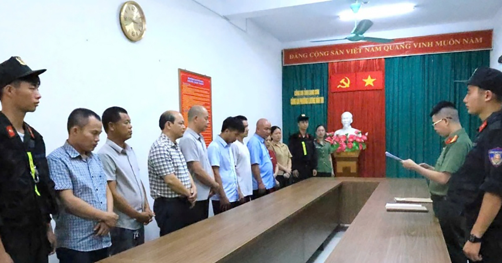 Phó chủ tịch xã cùng nhiều người bị bắt vì tham ô tiền công đức