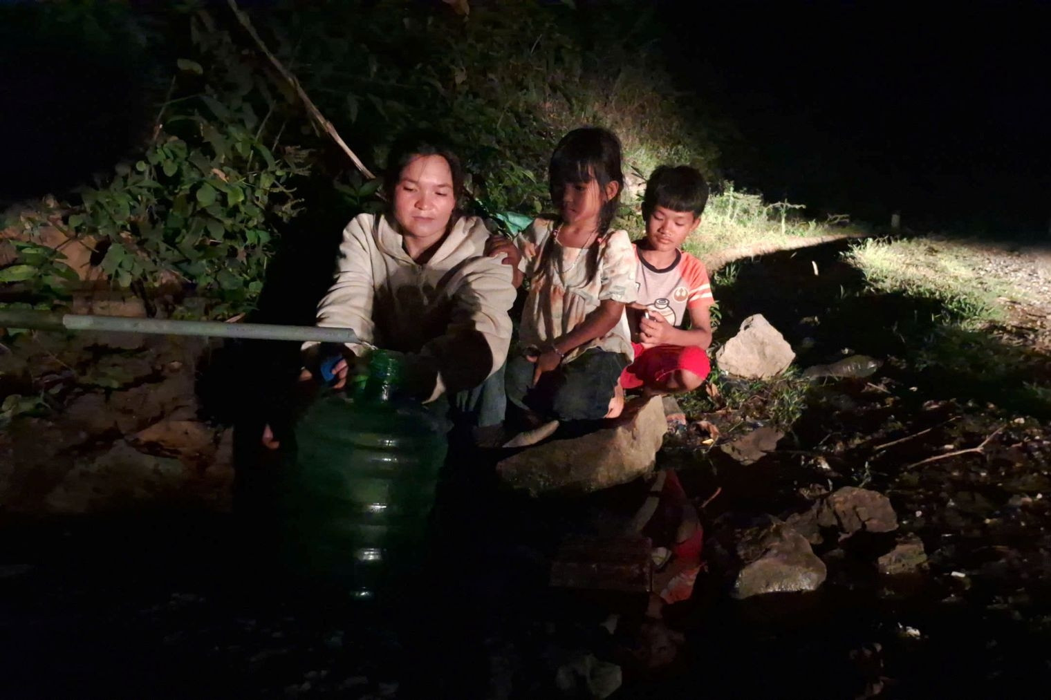 Người dân Khe Sanh theo ánh đèn pin tìm nước giữa đại ngàn