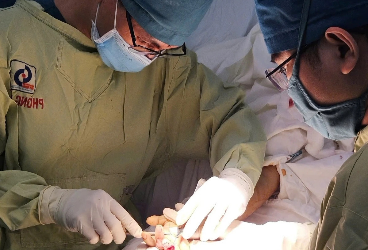 10 giờ cân não cứu bàn tay của nam thanh niên gặp nạn trong ngày đầu đi làm