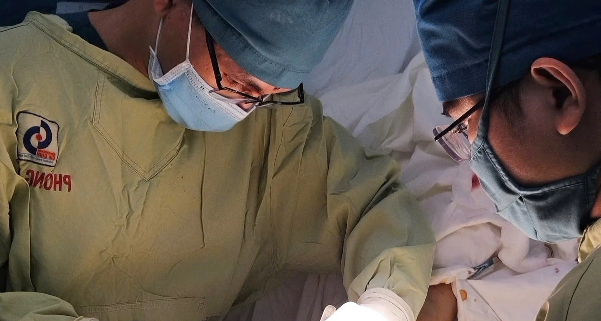 10 giờ cân não cứu bàn tay của nam thanh niên gặp nạn trong ngày đầu đi làm