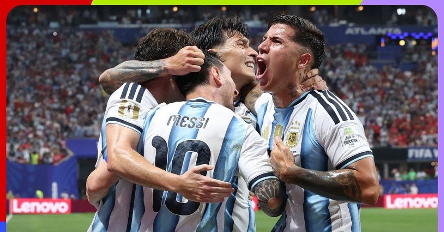 Cầu thủ Argentina ăn mừng như vô địch World Cup trong phòng thay đồ