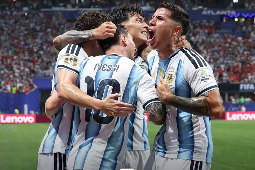 Cầu thủ Argentina ăn mừng như vô địch World Cup trong phòng thay đồ