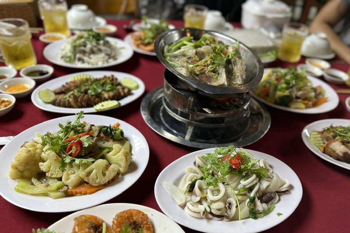 Cô gái tủi thân khi em thi tốt nghiệp 23 điểm được mẹ khao to, tặng điện thoại