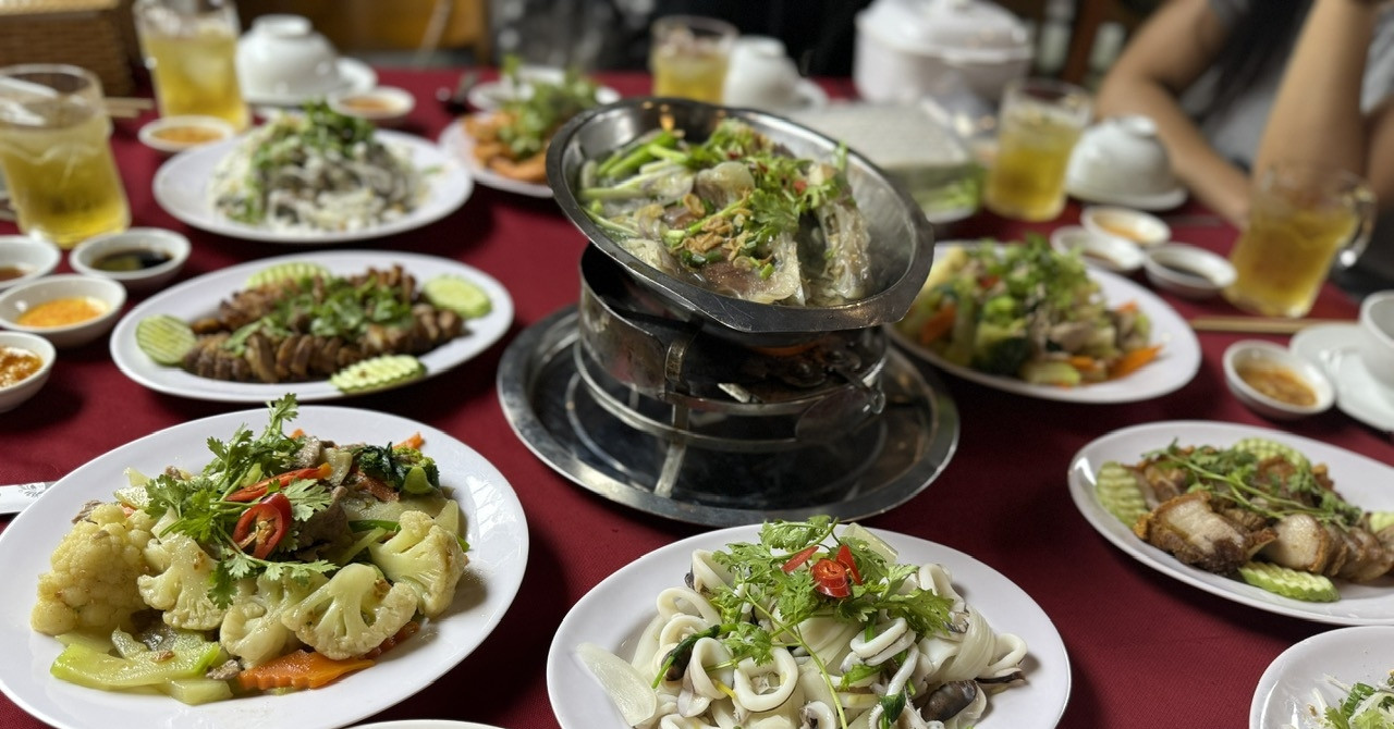 Cô gái tủi thân khi em thi tốt nghiệp 23 điểm được mẹ khao to, tặng điện thoại
