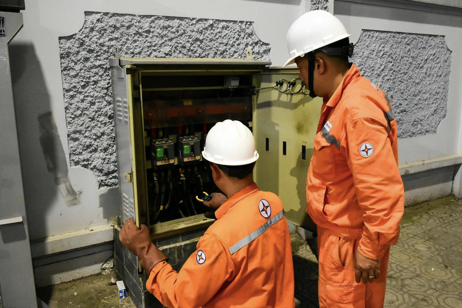 Hoá đơn tiền điện tăng mạnh, ngành điện nói do nắng nóng và học sinh nghỉ hè