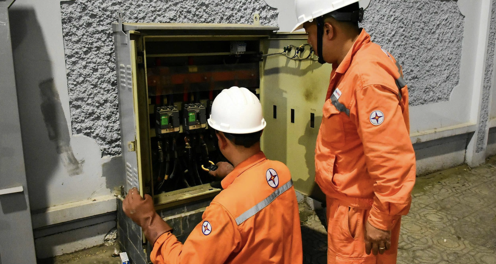 Hoá đơn tiền điện tăng mạnh, ngành điện nói do nắng nóng và học sinh nghỉ hè