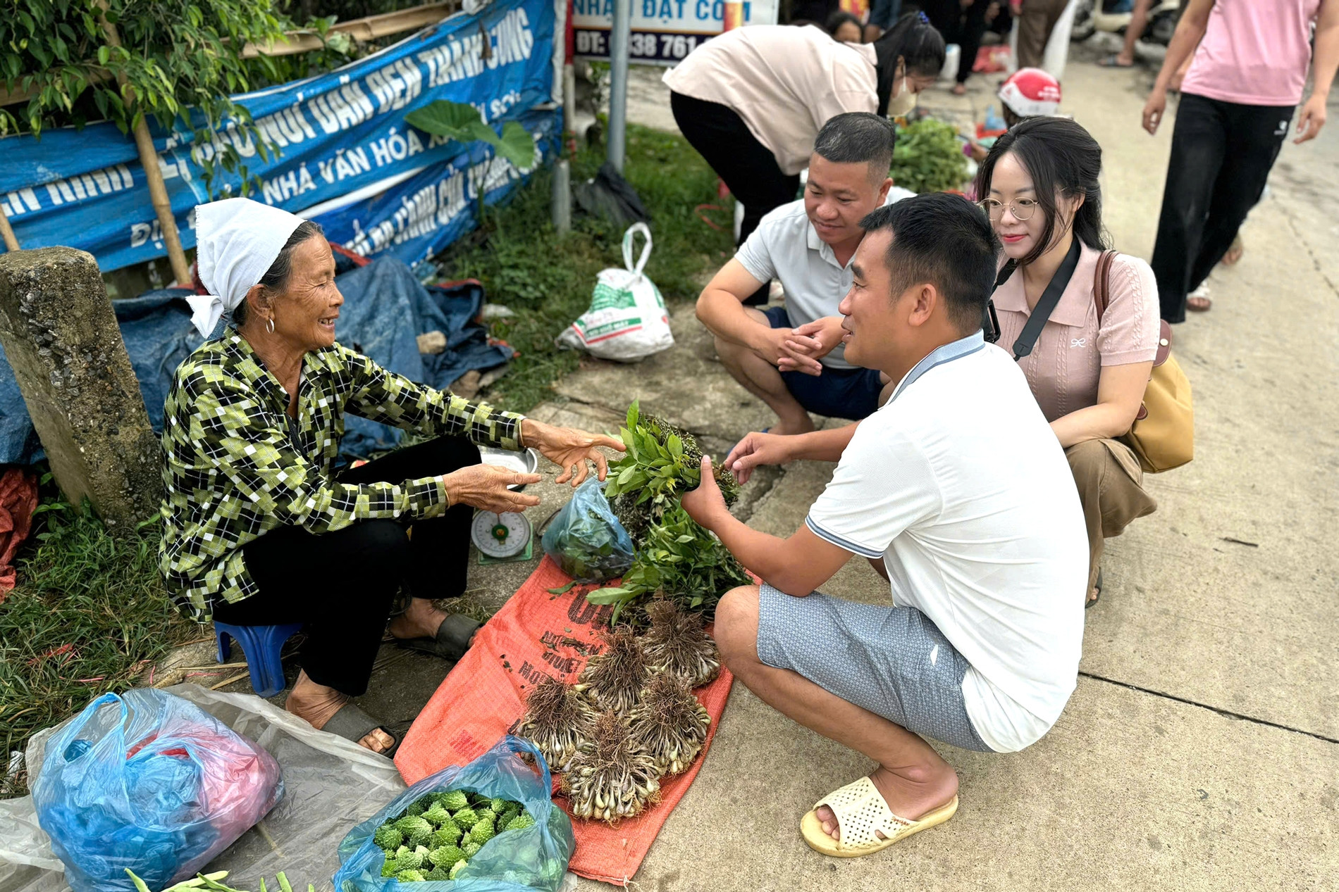 Khu chợ cách Hà Nội 120km bán nhiều đặc sản độc lạ, có thức quà giá chỉ 2 nghìn