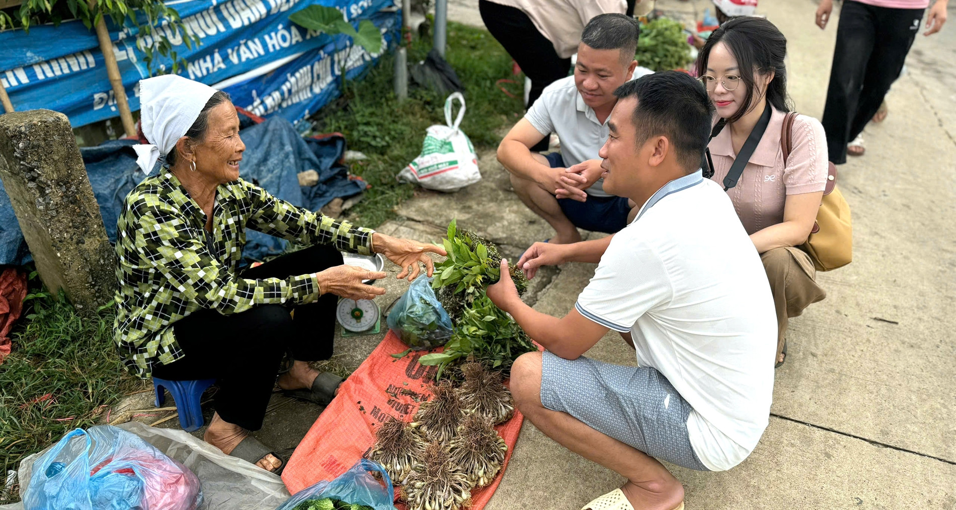 Khu chợ cách Hà Nội 120km bán nhiều đặc sản độc lạ, có thức quà giá chỉ ...