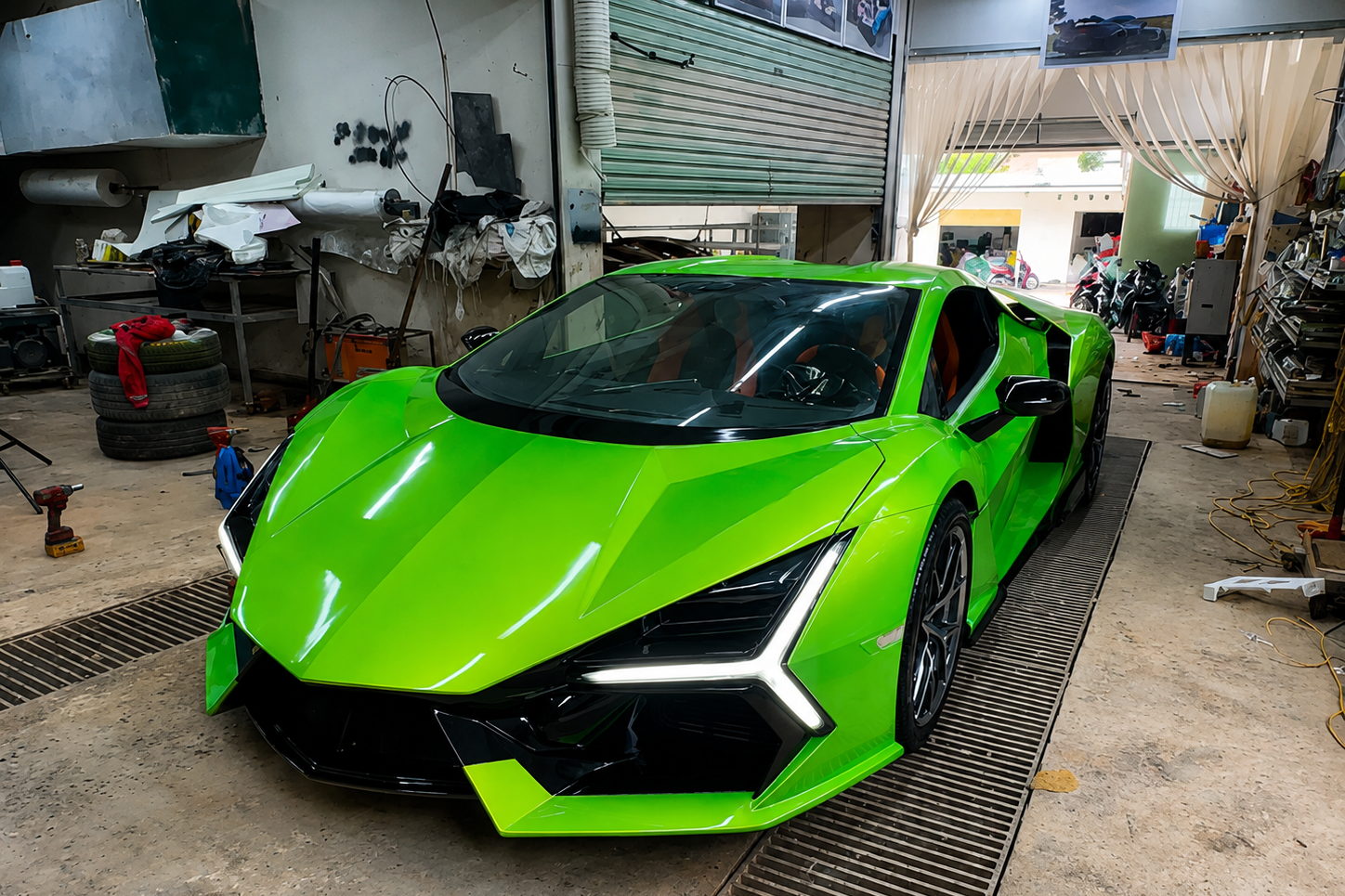 Lamborghini tự chế từ bùn và xe Nissan cũ của nhóm YouTuber Việt lên báo ngoại