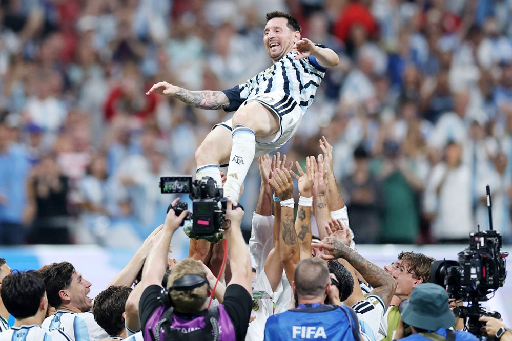 Messi phá kỷ lục kiến tạo, được đồng đội công kênh ăn mừng