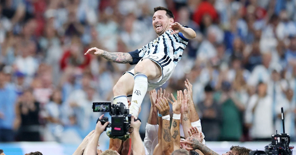Messi phá kỷ lục kiến tạo, được đồng đội công kênh ăn mừng