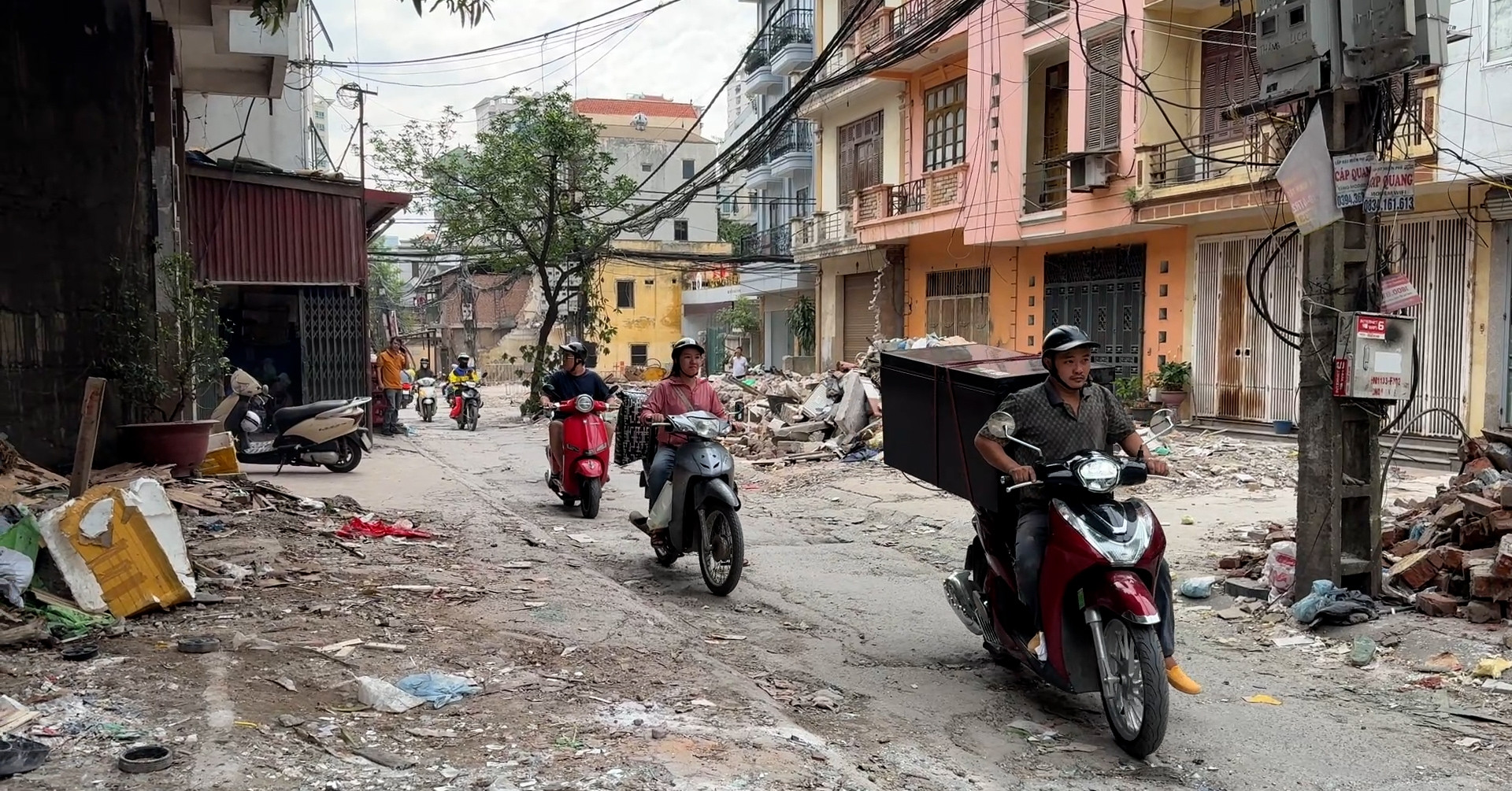 Người dân dỡ nhà giao mặt bằng, &amp;apos;ngõ khổ&amp;apos; tại Hà Nội sắp &amp;apos;lột xác&amp;apos;