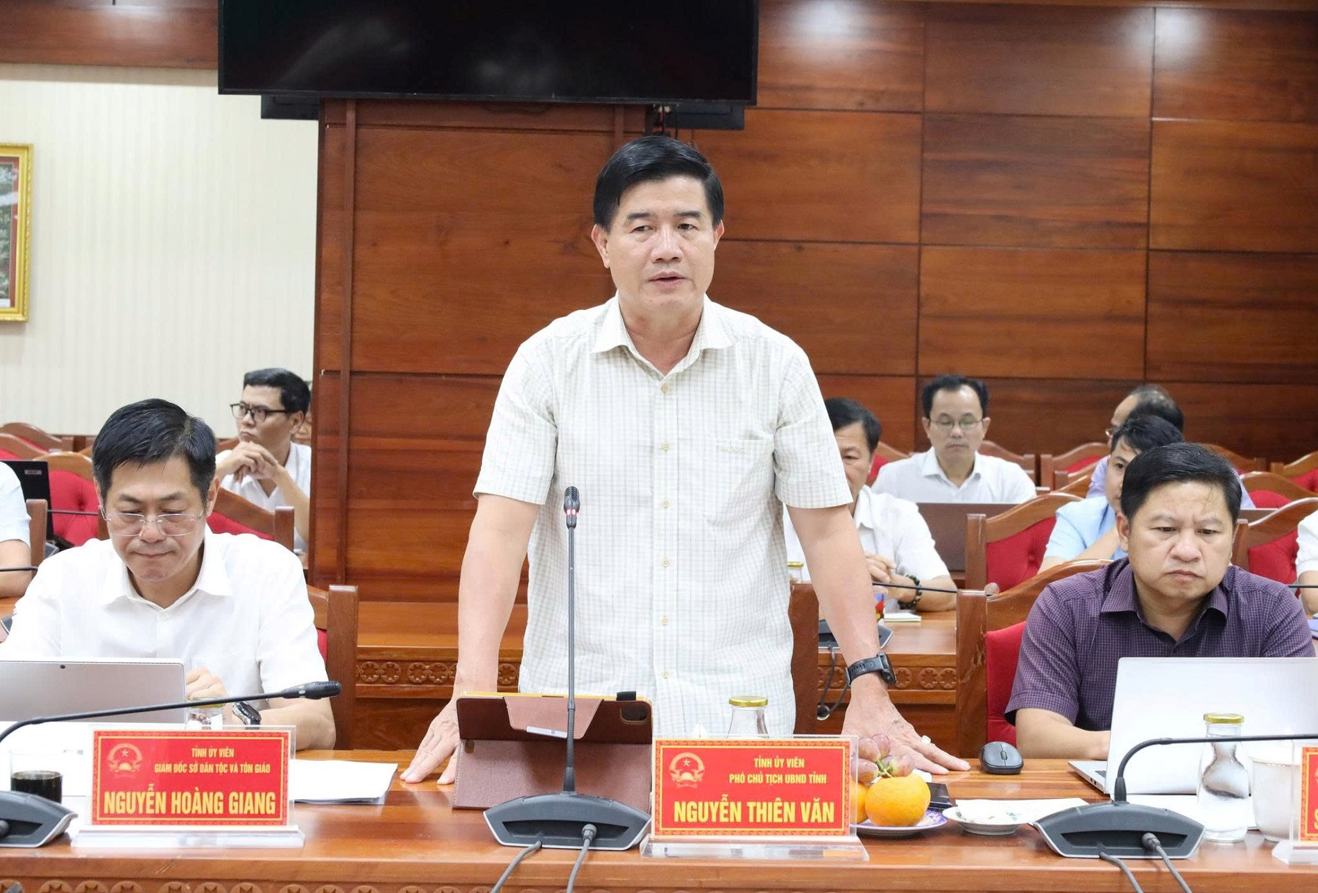 Phó Chủ tịch UBND tỉnh Đắk Lắk Nguyễn Thiên Văn chia sẻ thêm với đoàn công tác.jpg