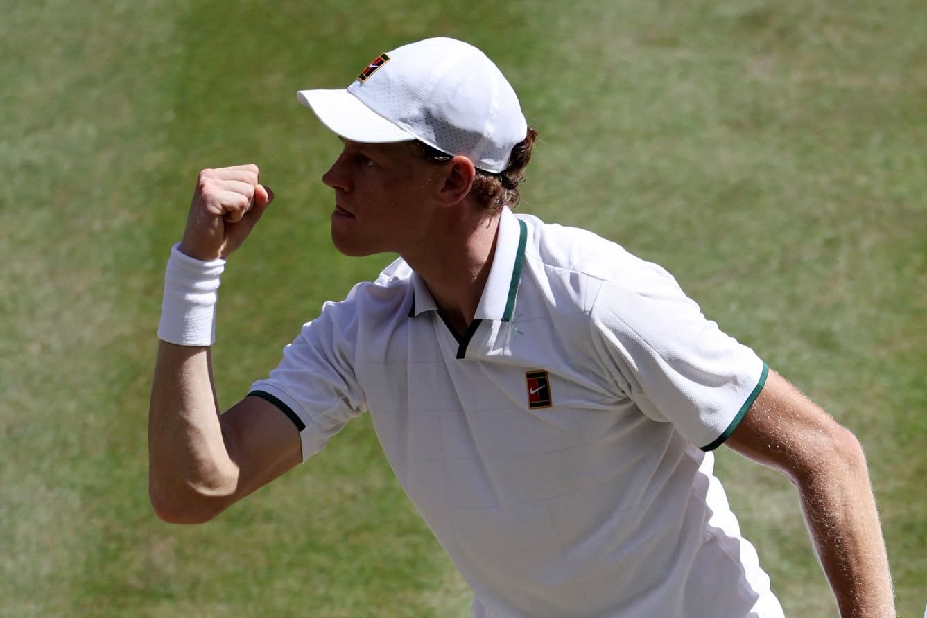 Sinner hạ 'máy giao bóng' Struff, đoạt vé bán kết Wimbledon