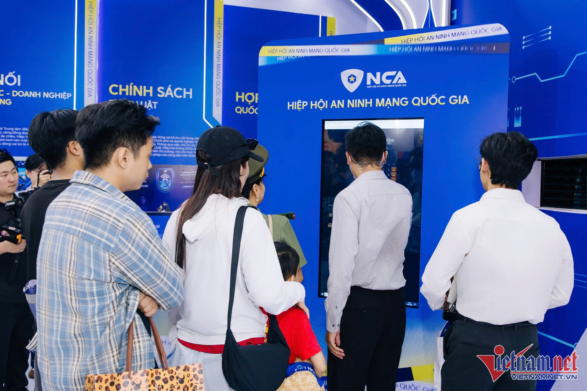 W-booth NCA pho bien kien thuc an ninh mang 001.jpg