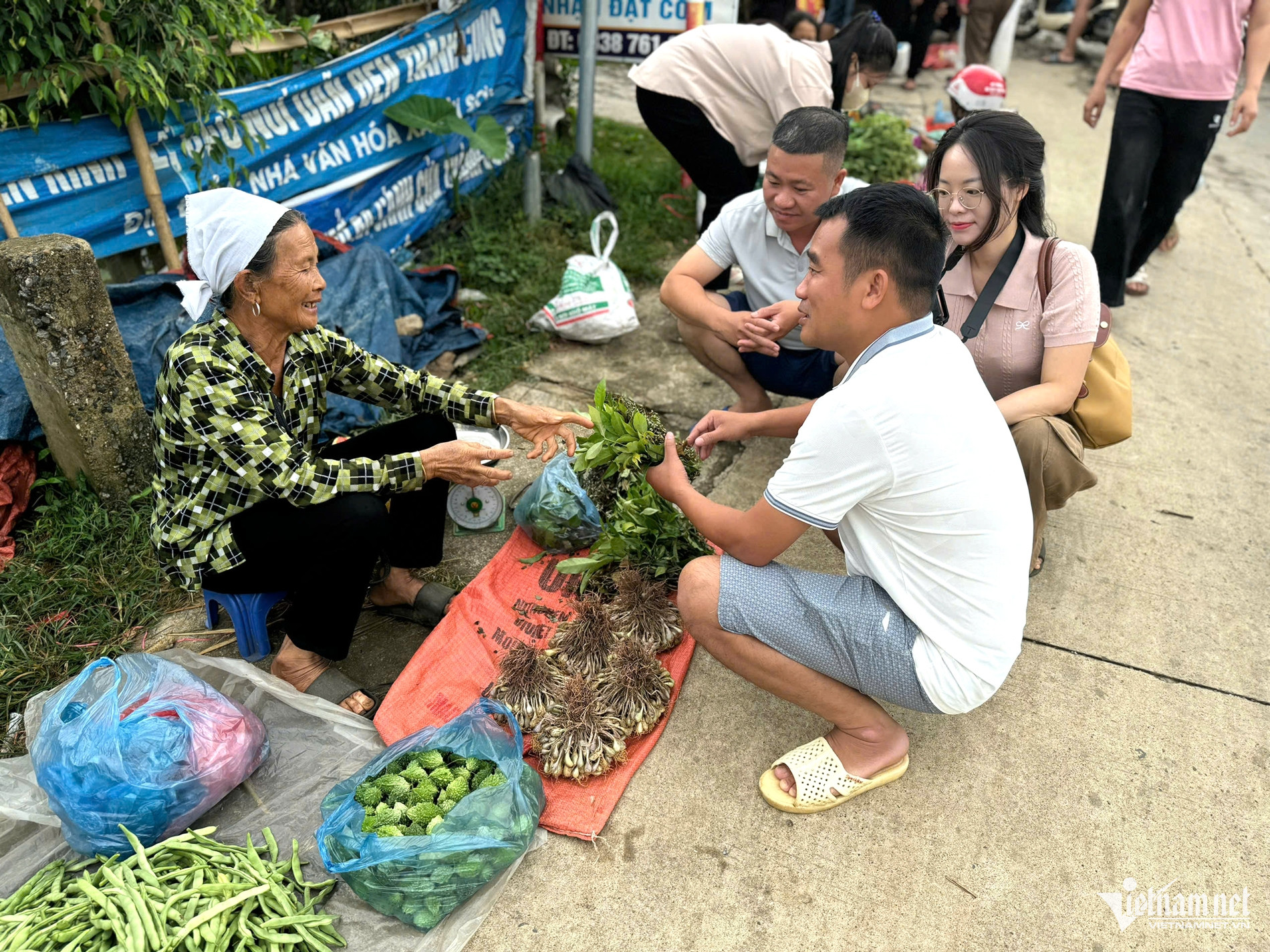 https://static-images.vnncdn.net/vps_images_publish/000001/000003/2026/7/8/w-cho-lung-van-7-1135.jpg