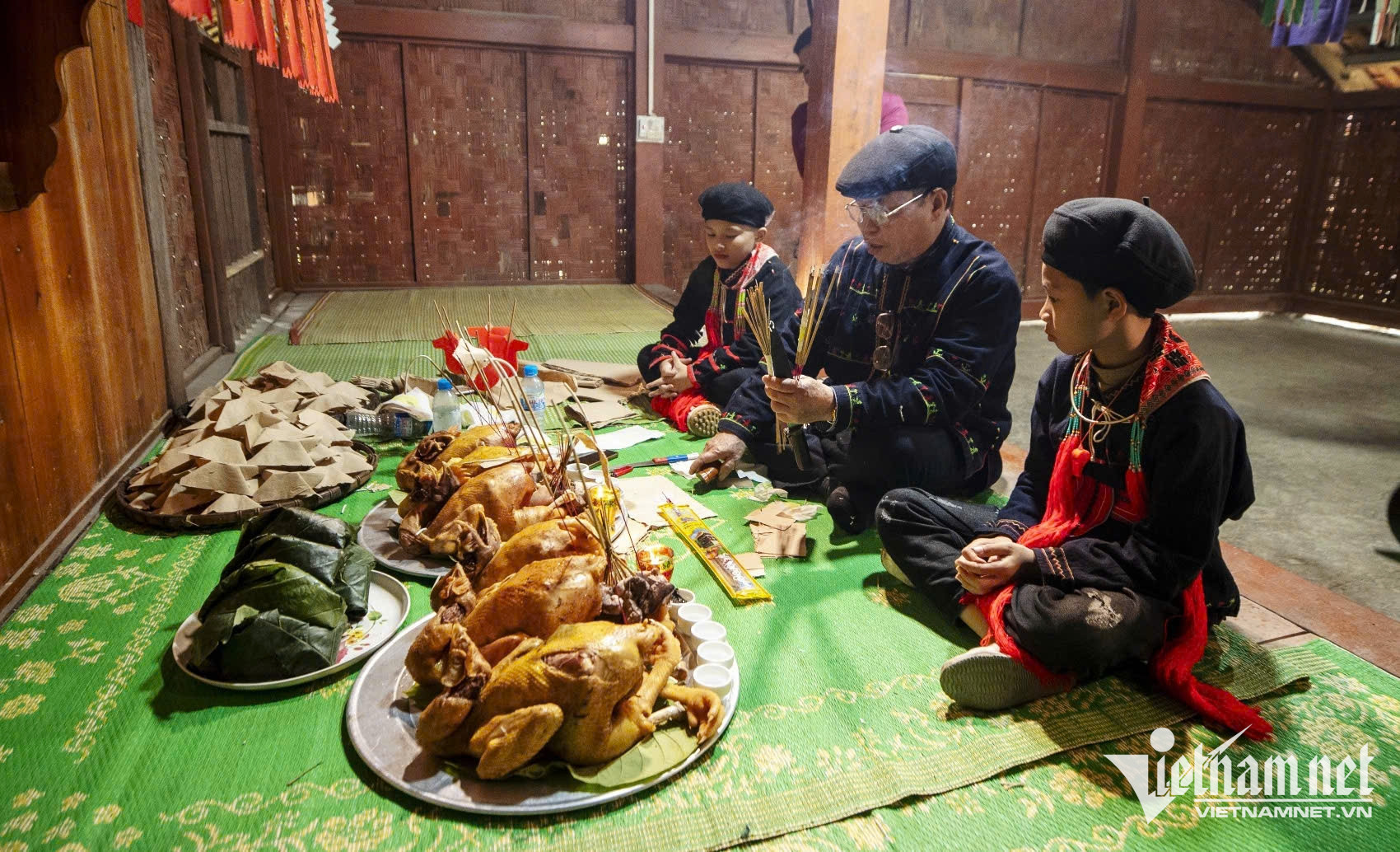 W-Nghệ nhân truyền dạy các nghi lễ truyền thống cho thế hệ trẻ ngay tại Khu bảo tồn văn hóa người Dao Thanh Y tại xã Quảng La.jpg