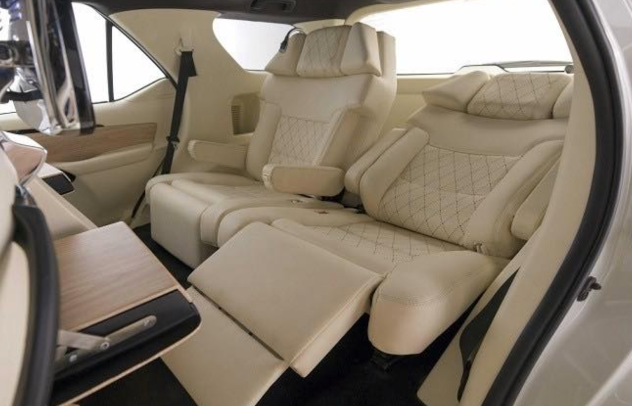 Xe 7 chỗ nhưng độ 2 ghế 'chủ tịch' phía sau thành xe 4 chỗ có sợ bị phạt không?