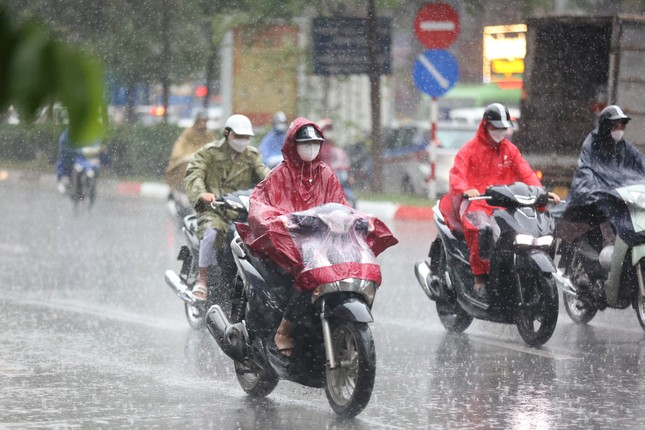 Bản tin sáng 9/7: Miền Bắc mưa lớn cục bộ, Trung Bộ nắng nóng kéo dài