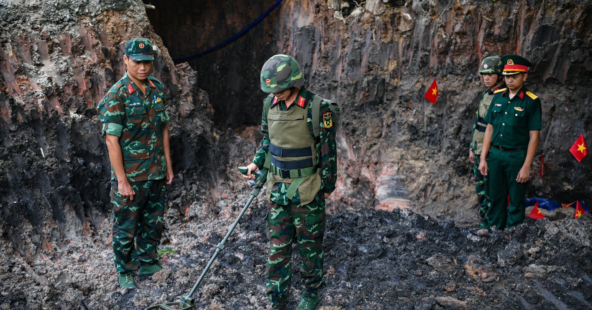 Cận cảnh chiến sĩ mở rộng rãnh mộ, tìm hài cốt liệt sĩ ở công viên Lê Thị Riêng
