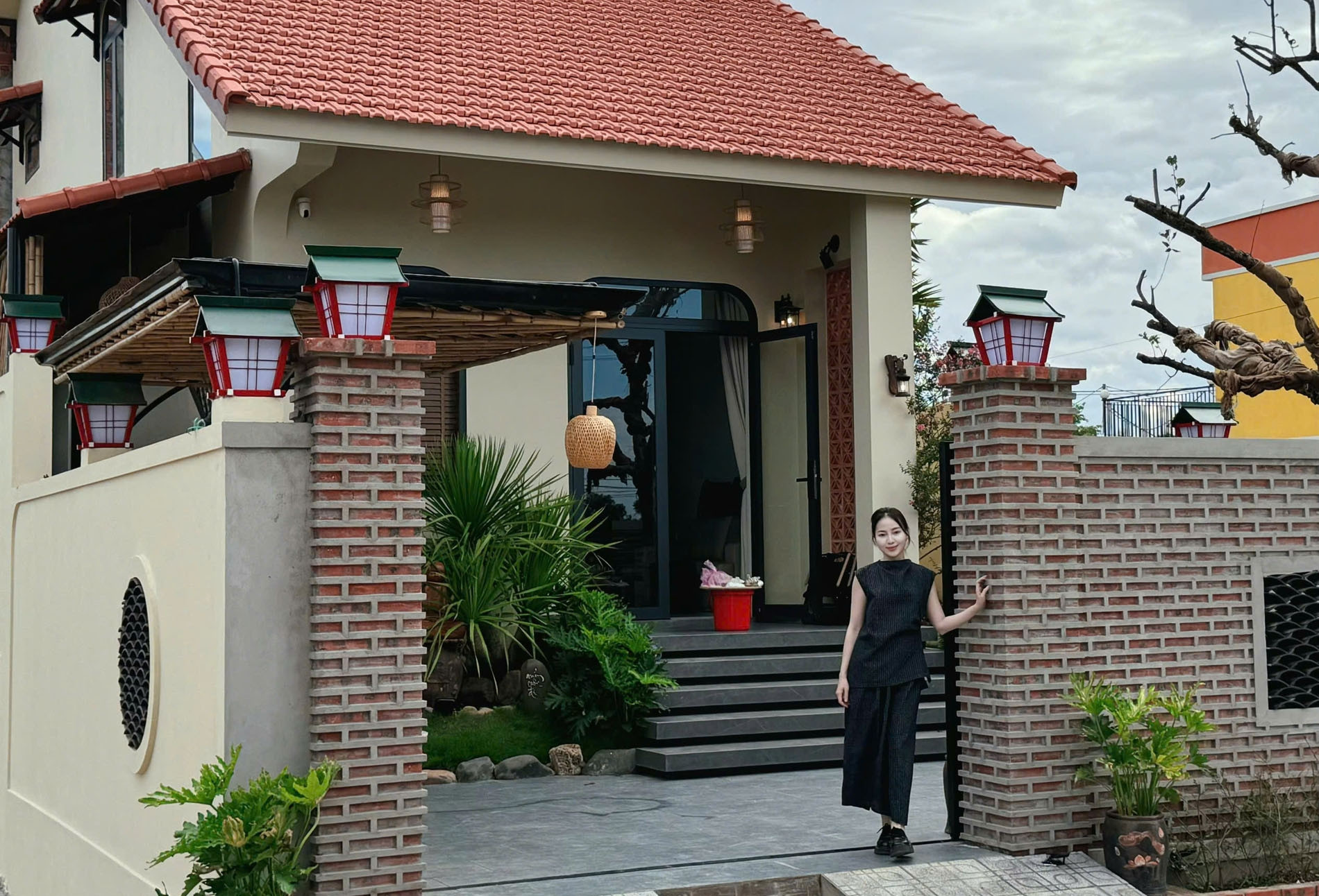 Chỉ xây nửa phần đất, vợ chồng Quảng Trị làm nhà mái ngói 'vừa lạ vừa quen'