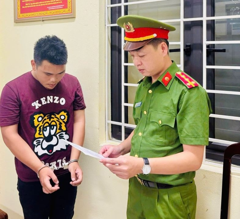 Cơ quan Cảnh sát điều tra Công an tỉnh Hưng Yên tống đạt các quyết định tố tụng đối với Hà Văn Bằng..jpg