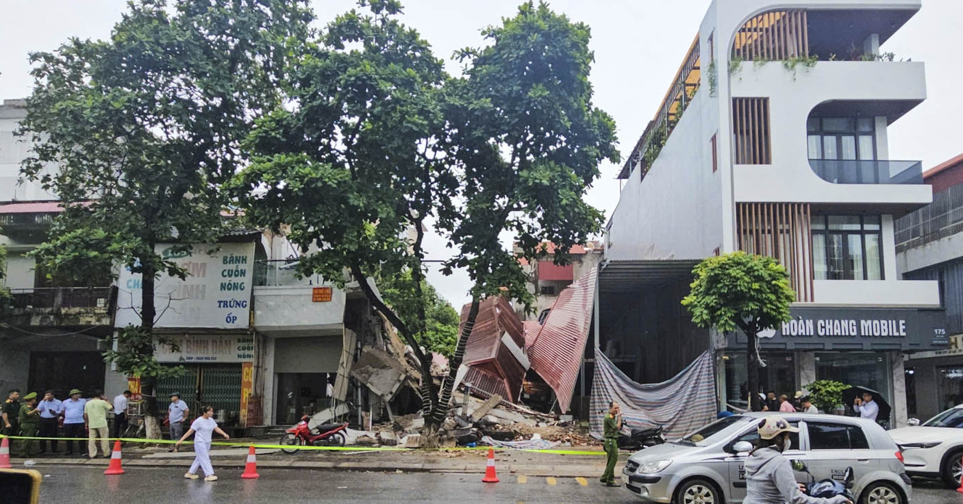 Hai căn nhà liền kề của cùng một chủ bất ngờ đổ sập