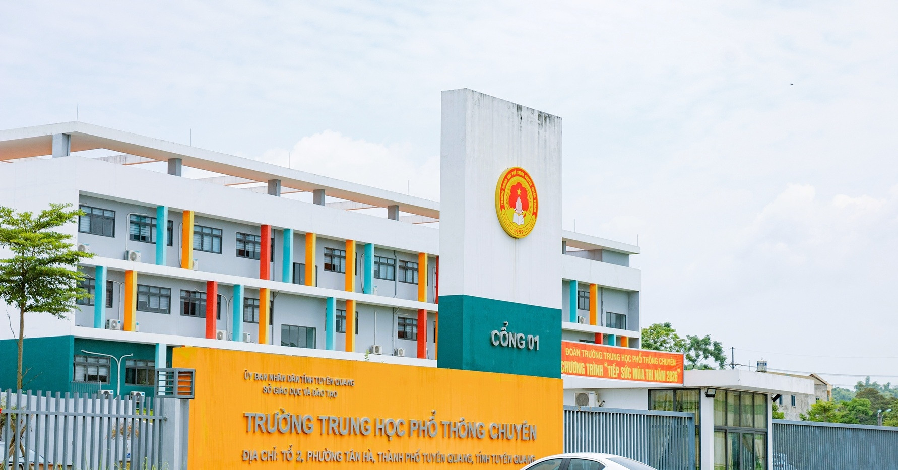 Giáo viên THPT Chuyên Tuyên Quang vào phòng thi hướng dẫn, nhắc bài cho thí sinh