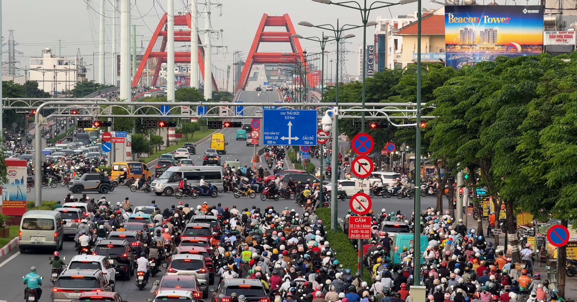 Hiện trạng đường Phạm Văn Đồng trước khi mở thêm làn hỗn hợp cho xe máy