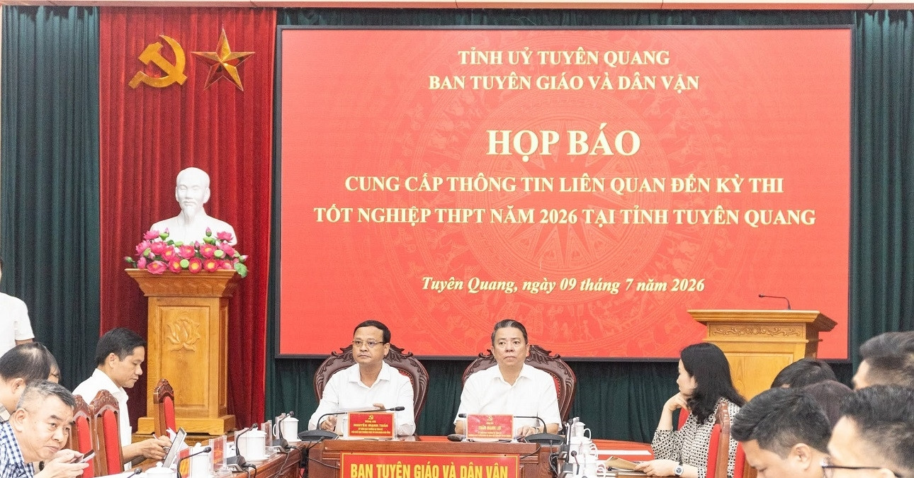 Trưởng điểm thi Trường chuyên Tuyên Quang chỉ đạo giám thị hướng dẫn thí sinh