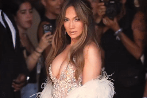 Jennifer Lopez mặc váy xuyên thấu khoe vòng 1 sexy ở tuổi U60