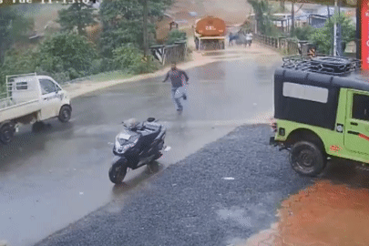 Khoảnh khắc sạt lở kinh hoàng cuốn phăng nhiều phương tiện cùng người dân