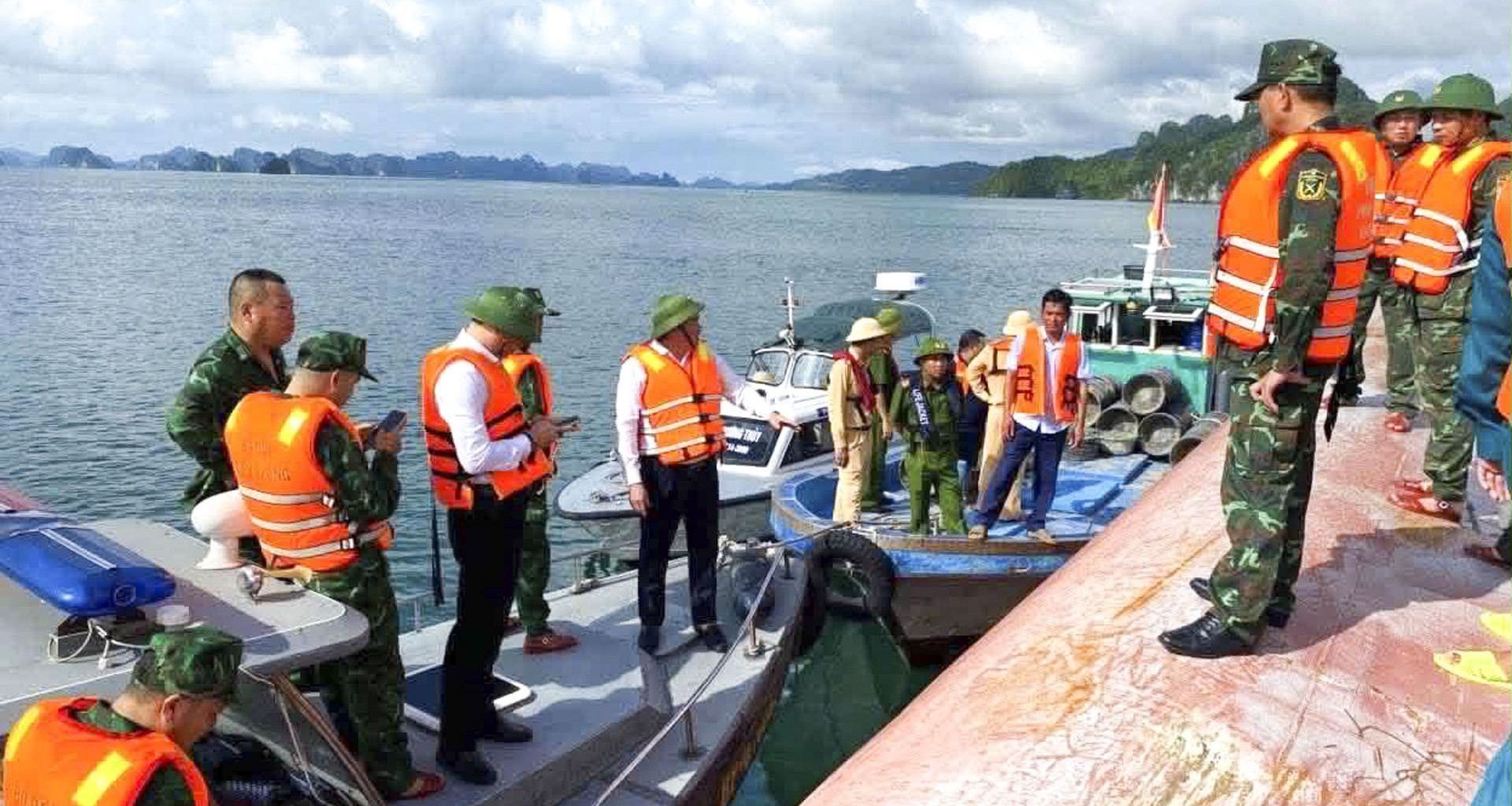 Lật tàu trên vùng biển Vân Đồn, hai anh em ruột mắc kẹt mới tìm được một người