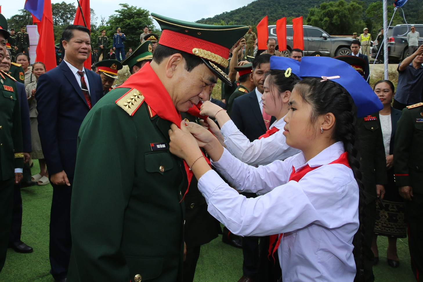 Món quà ý nghĩa Phó Thủ tướng, Bộ trưởng Quốc phòng tặng học sinh vùng biên Lào