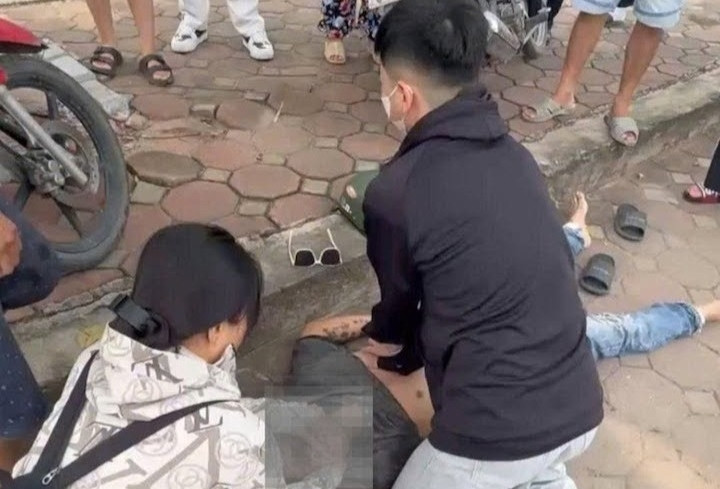 Nam sinh ép tim cứu người đi đường ngã bất tỉnh ở Hà Nội