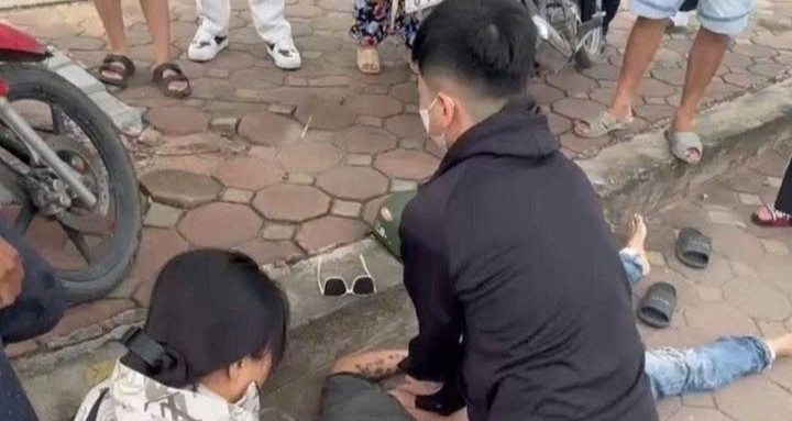 Nam sinh ép tim cứu người đi đường ngã bất tỉnh ở Hà Nội