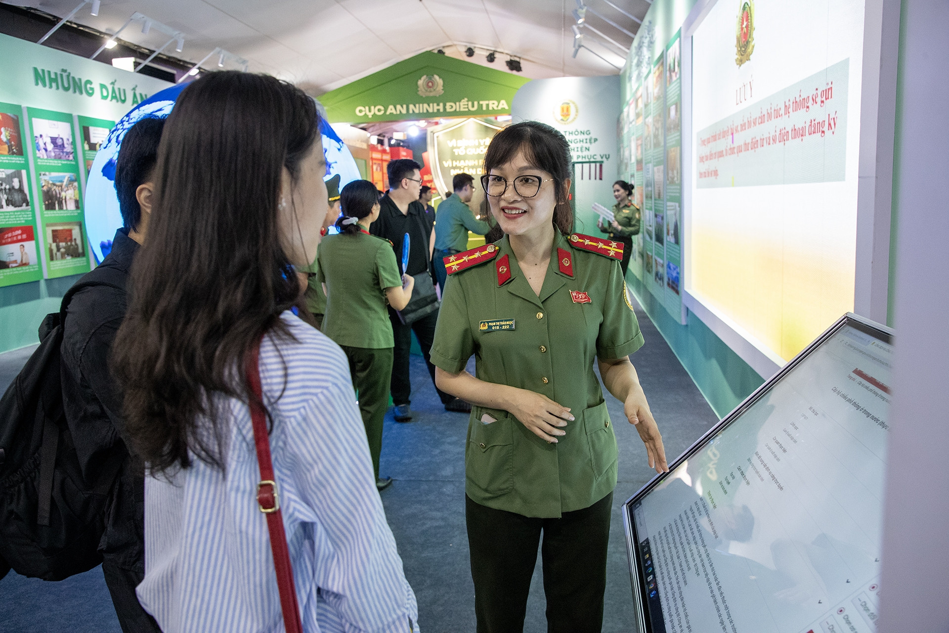 Những điều mới lạ thu hút người dân Hà Nội tại triển lãm 80 năm An ninh nhân dân