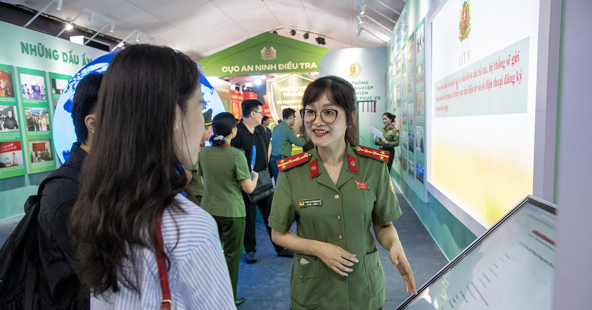 Những điều mới lạ thu hút người dân Hà Nội tại triển lãm 80 năm An ninh nhân dân