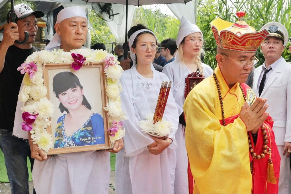 NSND Tạ Minh Tâm cùng 2 con nghẹn ngào tiễn đưa nghệ sĩ Bạch Vân
