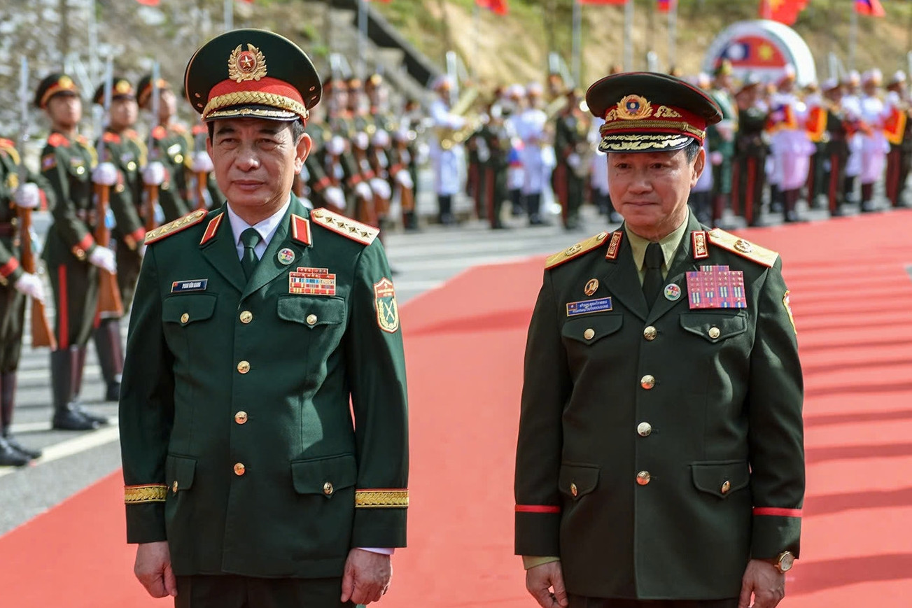 Phó Thủ tướng, Bộ trưởng Quốc phòng Lào đón Đại tướng Phan Văn Giang ở biên giới
