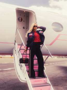 https://static-images.vnncdn.net/vps_images_publish/000001/000003/2026/7/9/photo-shared-by-paris-hilton-on-july-04-2026-tagging-escaperealife-and-1111media-may-be-an-image-of-one-or-more-people-b-3234.jpeg