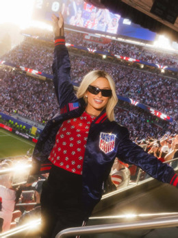 https://static-images.vnncdn.net/vps_images_publish/000001/000003/2026/7/9/photo-shared-by-paris-hilton-on-july-04-2026-tagging-escaperealife-and-1111media-may-be-an-image-of-one-or-more-people-b-3236.jpeg