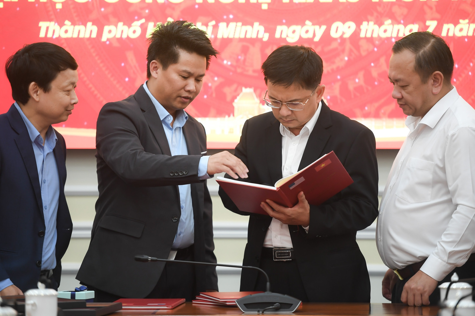 TPHCM tiếp nhận sơ đồ chôn cất 21 liệt sĩ từ nhóm nghiên cứu của đại học Mỹ