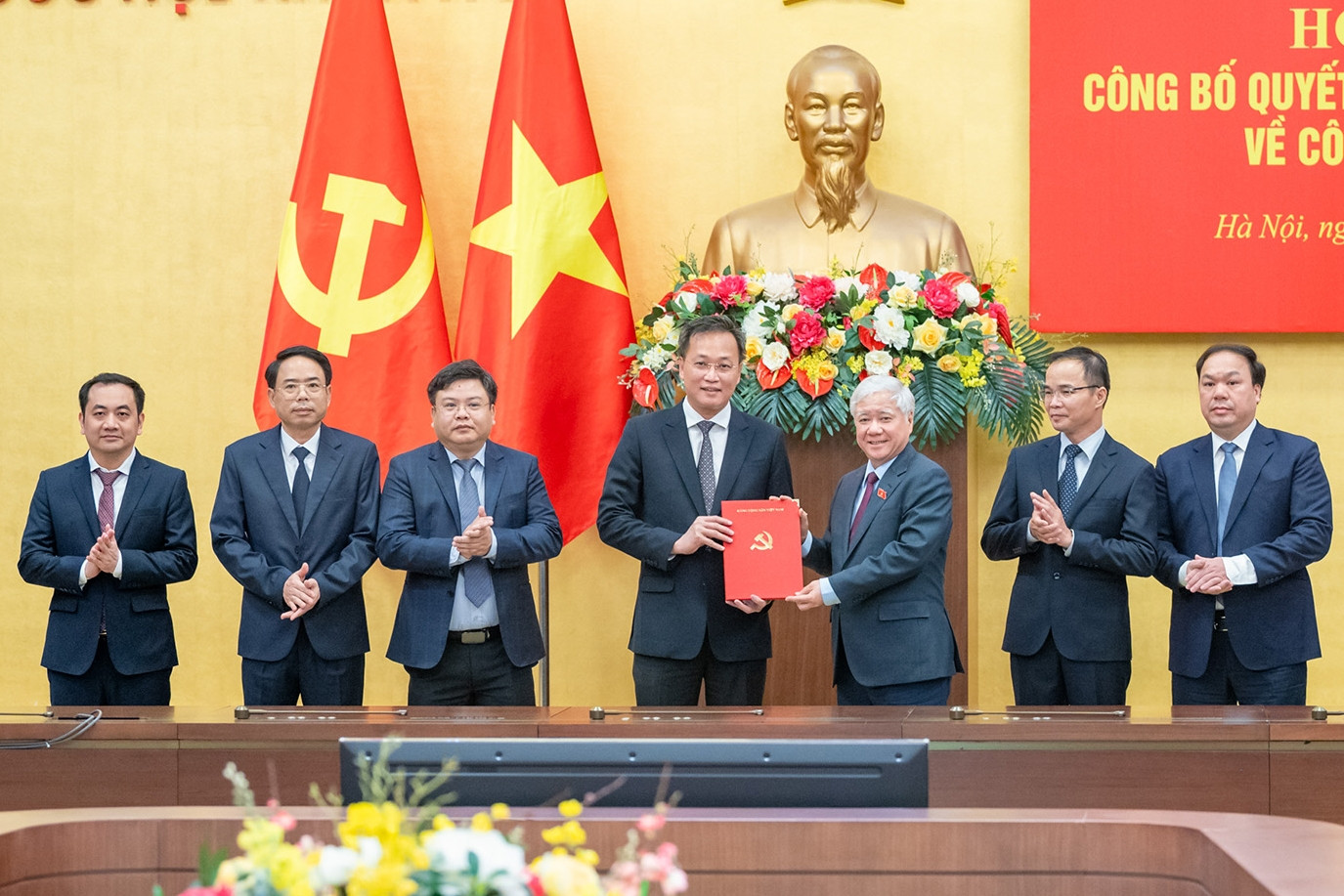 Trao quyết định của Bộ Chính trị về công tác cán bộ