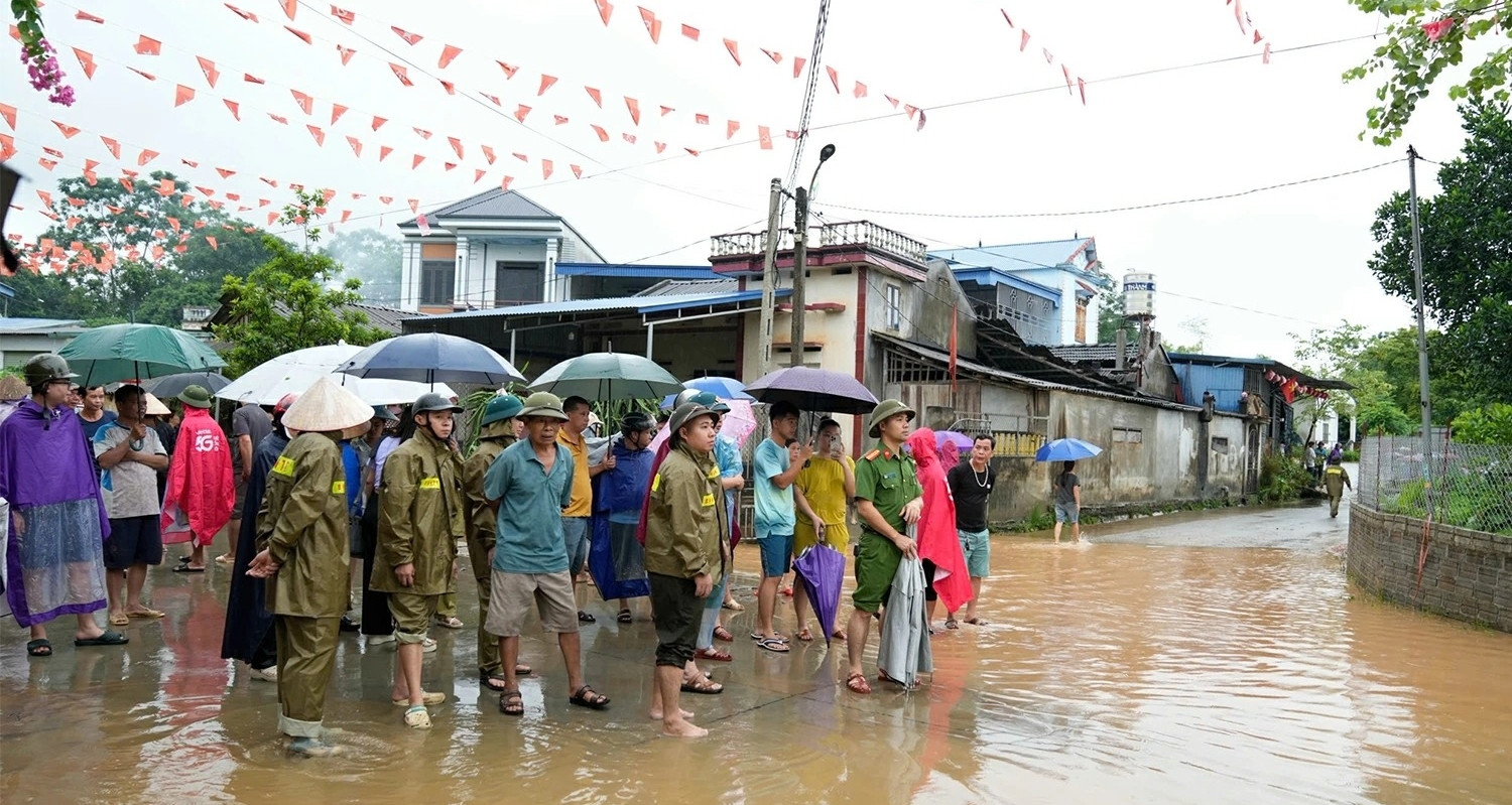 Trượt chân khi xem nước lũ, nam sinh 12 tuổi bị cuốn trôi