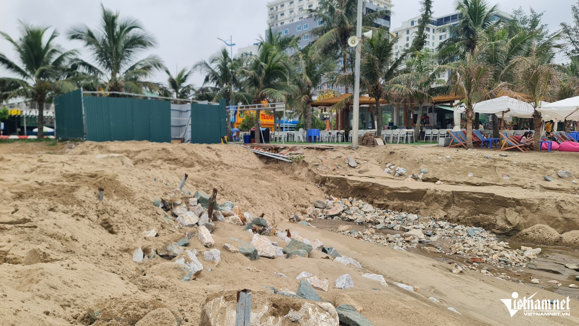 W-a2Xuất hiện dòng nước thải đen.jpg