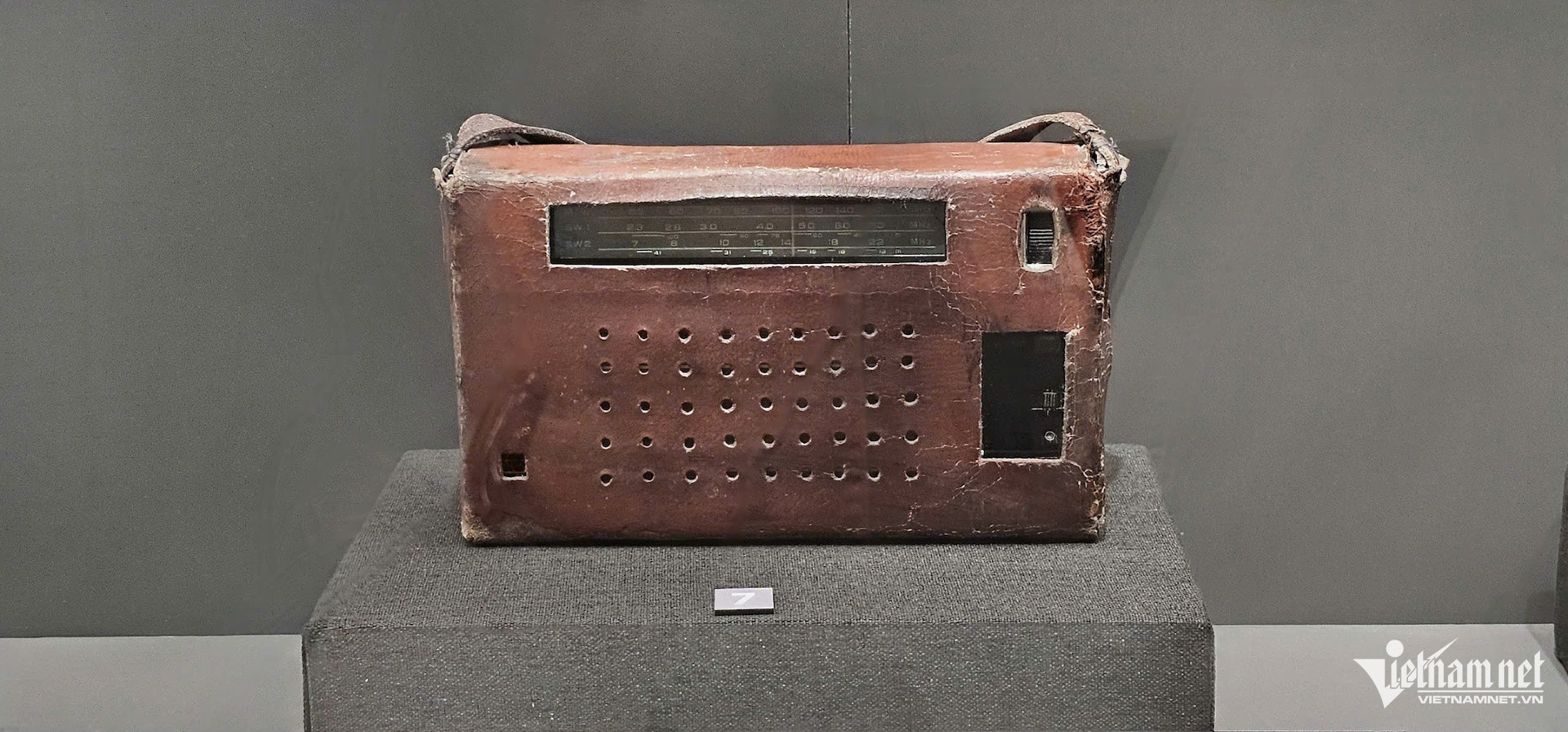 W-chiếc đài.jpg