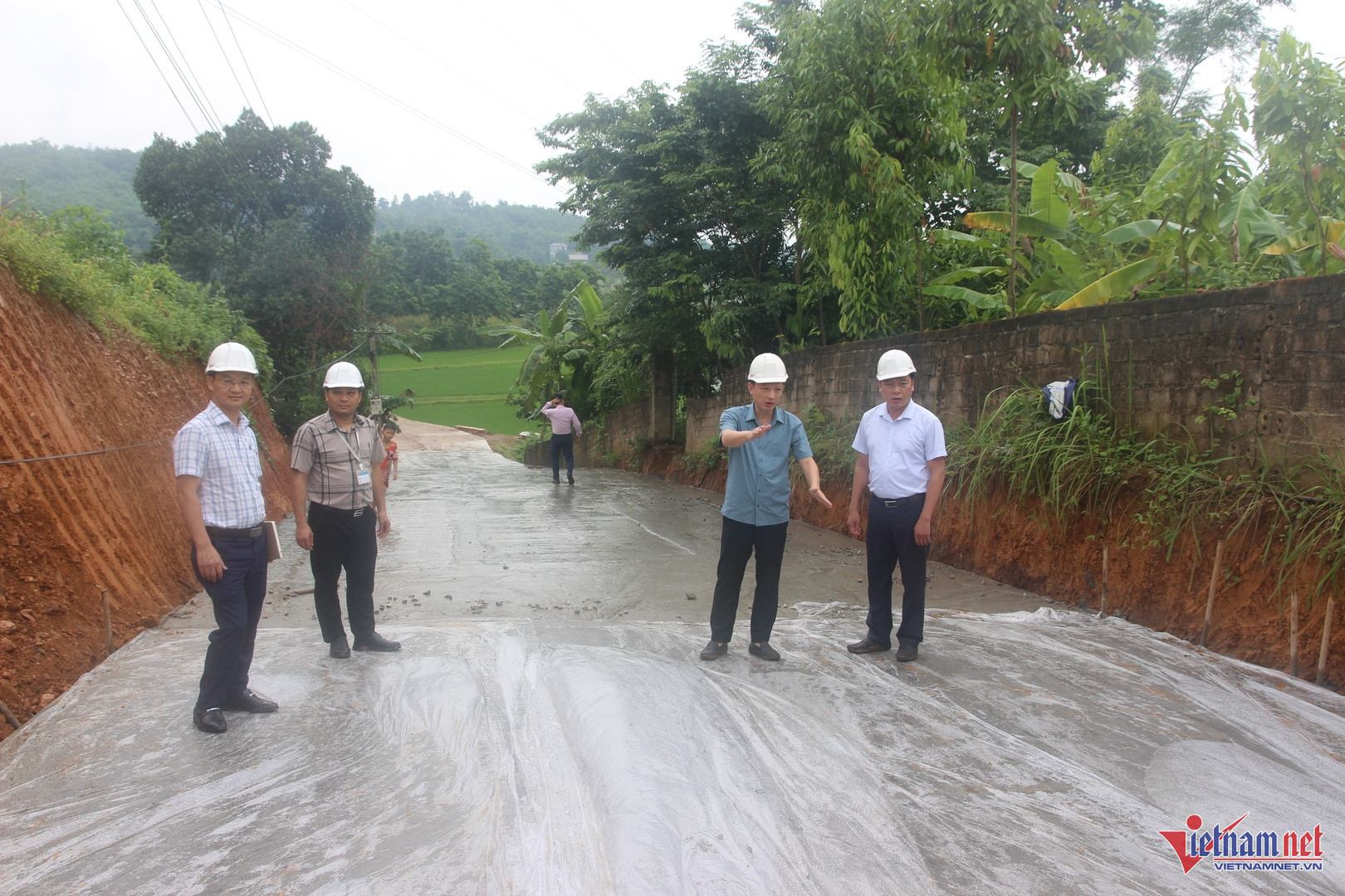 W-Đoàn công tác khảo sát một số tuyến đường giao thông nông thôn trên địa bàn xã.jpg